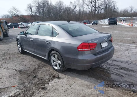 2012 Volkswagen Passat 2.5L Se z USA, uszkodzony, nr VIN 1VWBP7A30CC021291